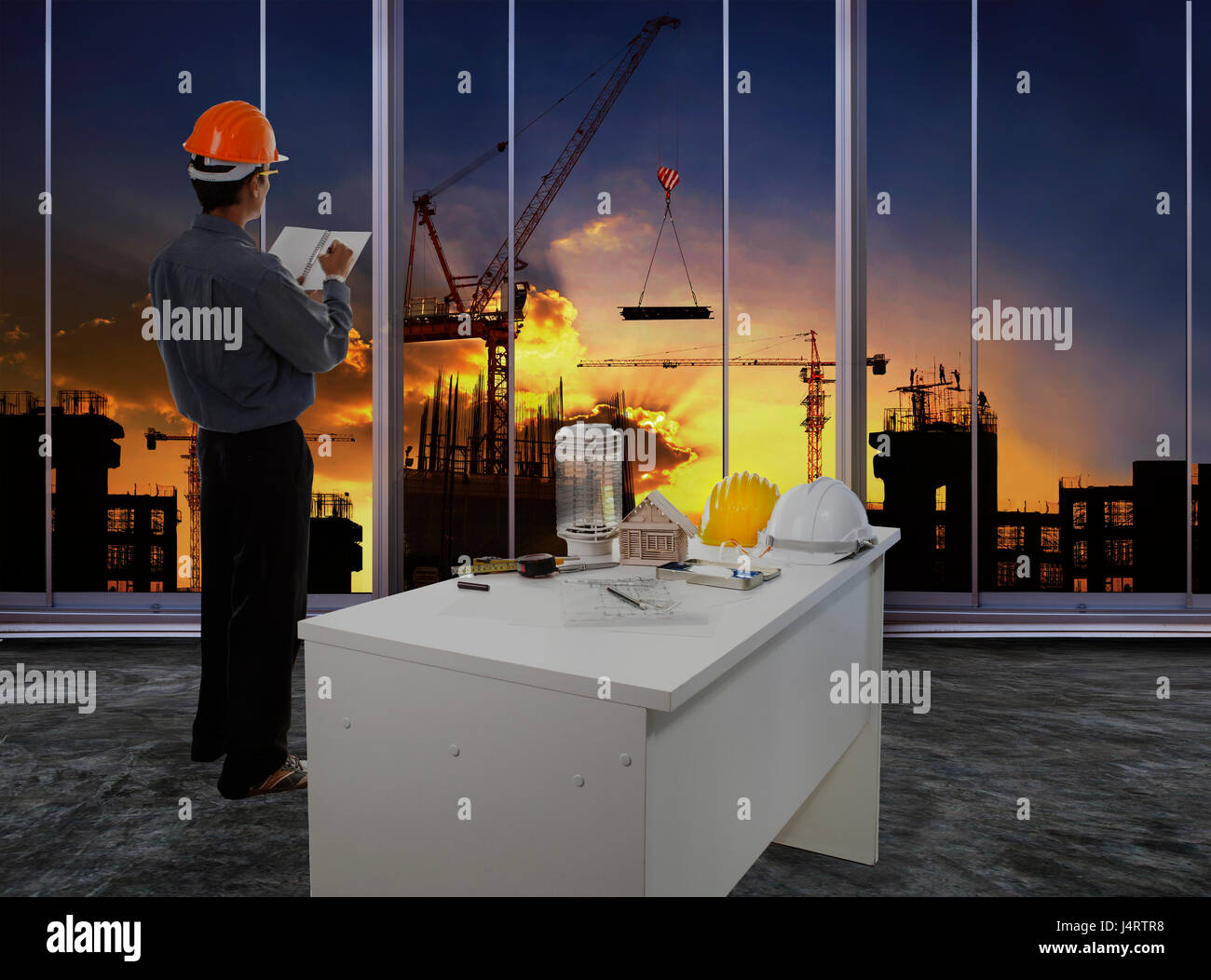 männliche Ingenieur Überprüfung Arbeitsablauf beim Bau Baustelle gegen schönen düsteren Himmel Einsatz für Baugeschäft und hoch-und Tiefbau Stockfoto