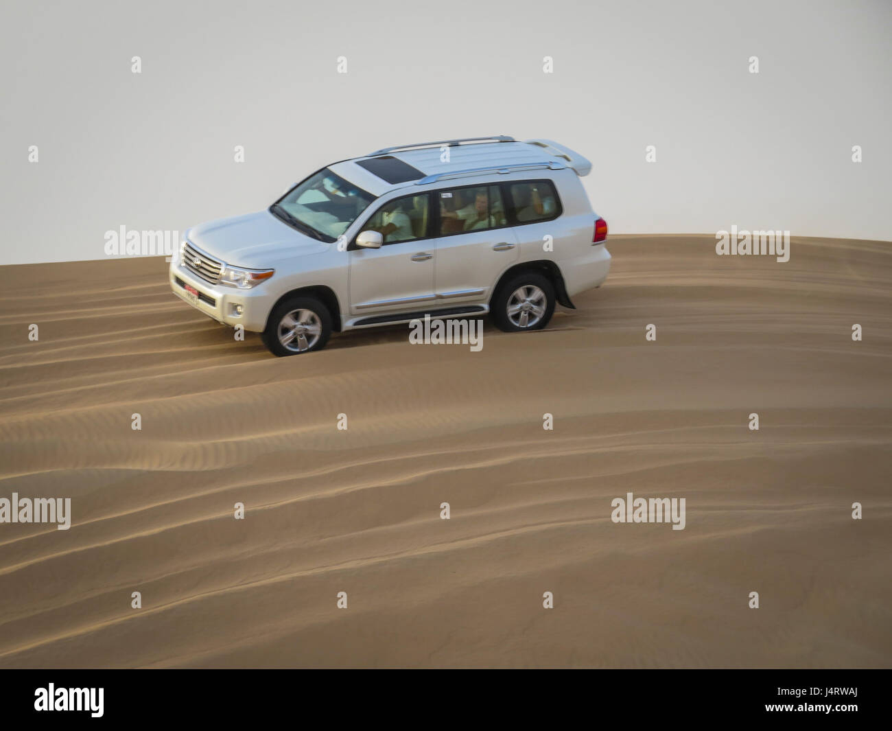 Die Arabische Wüste, ABU DHABI, Vereinigte Arabische Emirate, 8. September 2015:-Dune bashing in der Abenddämmerung in 4 Rad fahren Lastwagen Stockfoto