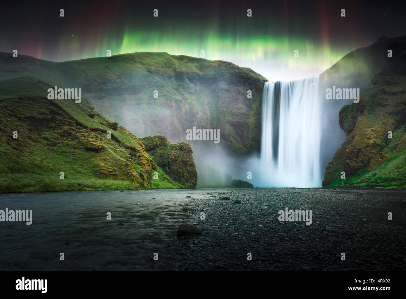 Grünen Aurora Licht hinter berühmten Skogafoss Wasserfall auf Skoga Fluss. Island, Europa. Mit freundlicher Genehmigung der NASA. Foto-collage Stockfoto