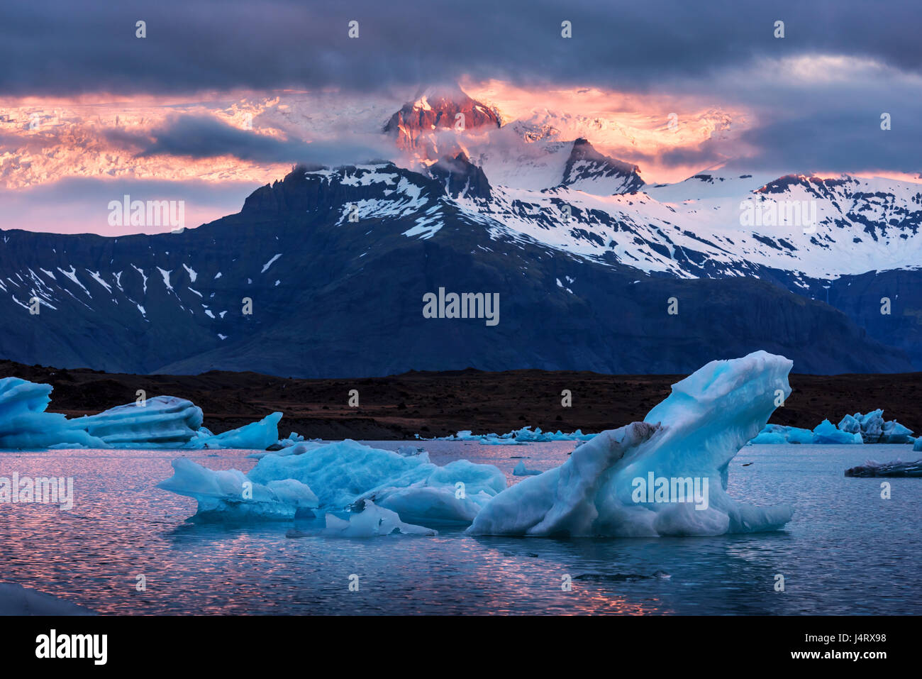Eisberge in der Gletscherlagune Jökulsárlón. Vatnajökull-Nationalpark, Südost-Island, Europa. Stockfoto