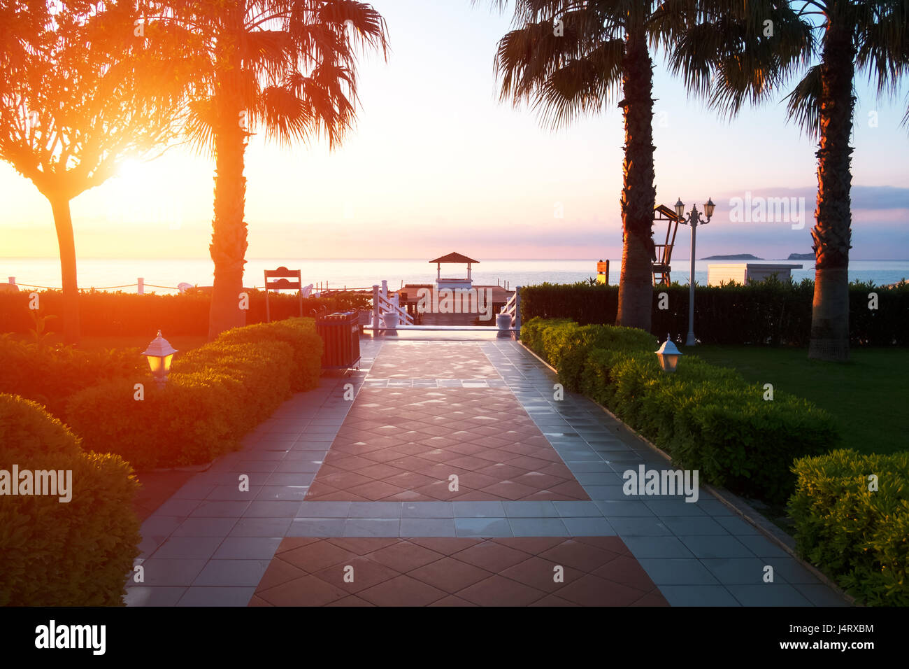 Sommer-Laube am Strand. Atemberaubenden Blick auf das Mittelmeer. Weiße Holzmole Morgen pünktlich Stockfoto