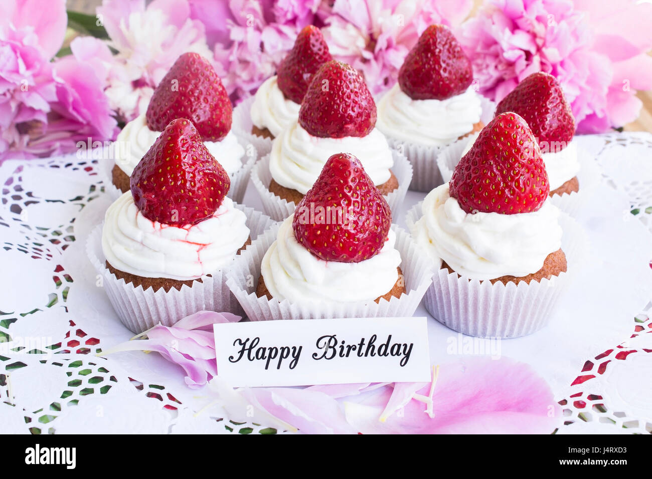 Happy Birthday Card mit Erdbeeren Cupcakes auf Paper Lace. Stockfoto