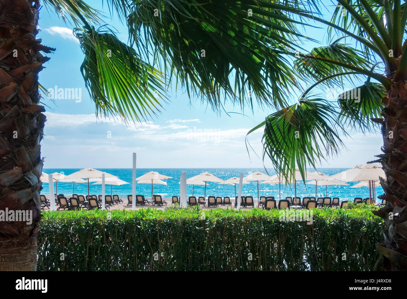 Reihe von Sonnenschirm Sonnenschirme am Strand. Ruhigen Blick auf das Mittelmeer. Sonniger Tag mit strahlend blauen Himmel. Minimalistische Szene. Ort: Turke Stockfoto