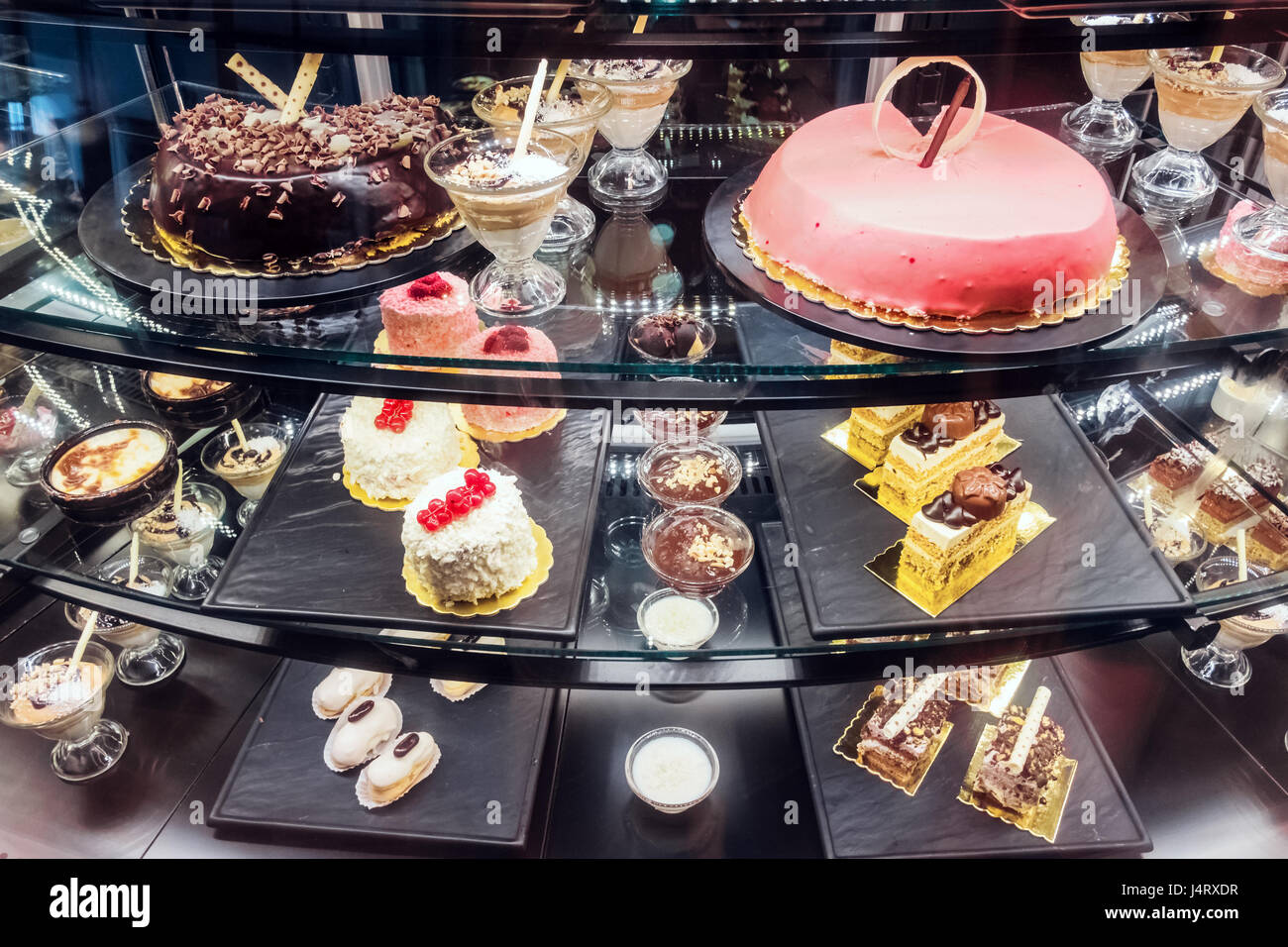 Verschiedene Desserts auf Bäckerei Schaufenster. Süßigkeiten und Kuchen für jeden Geschmack Stockfoto