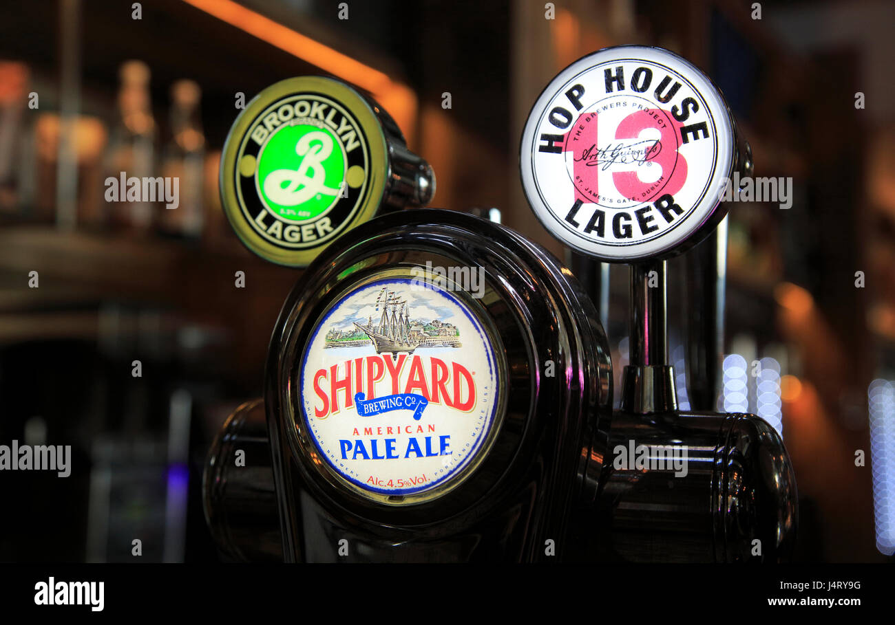 Bar Bier Zeichen verschiedene Biere Wetherspoons bar, Stansted Flughafen, Essex, England, UK Stockfoto