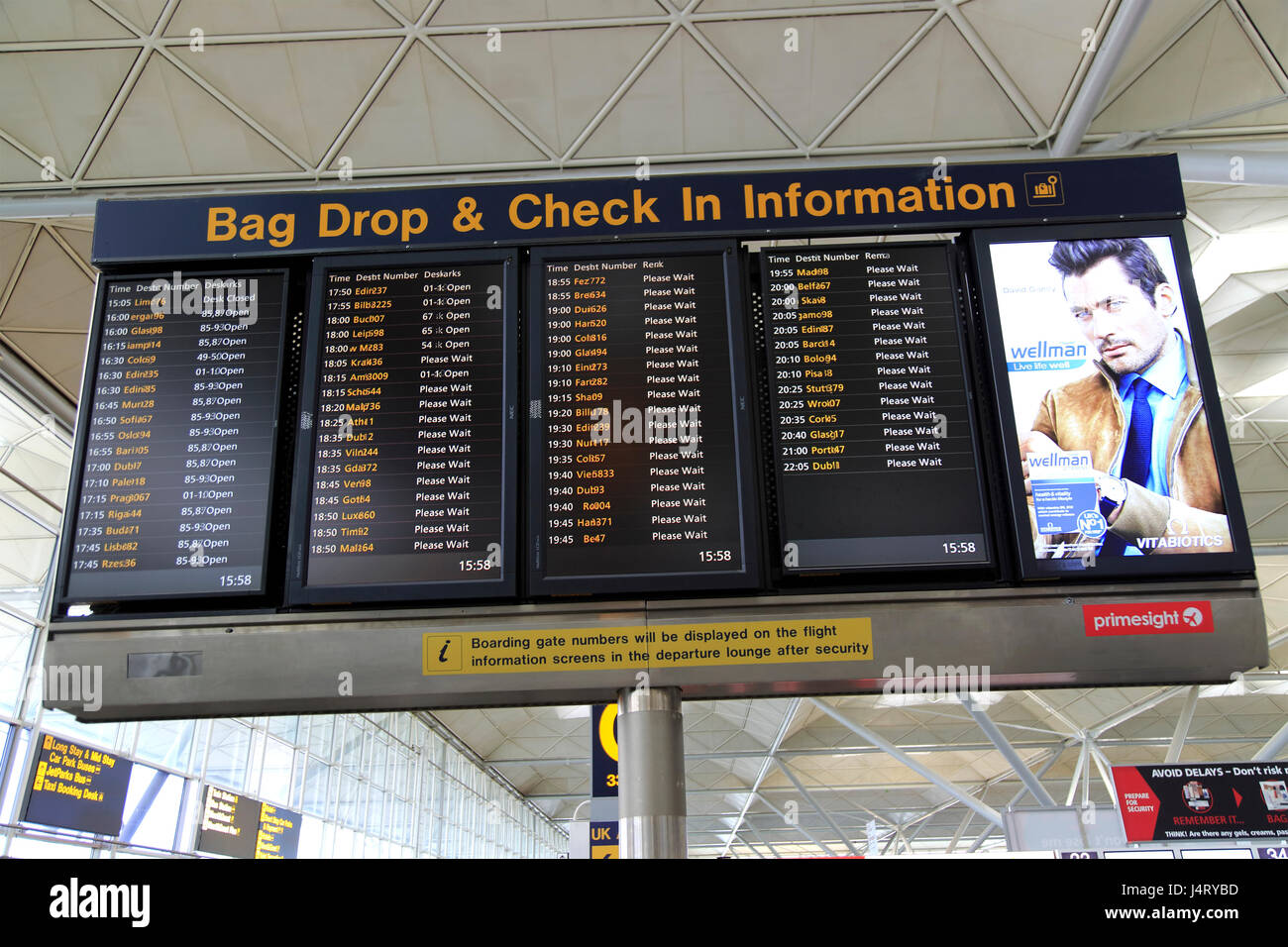 Bag Drop und Check-in Informationen elektronischen Bildschirm, Stansted Flughafen, Essex, England, UK Stockfoto