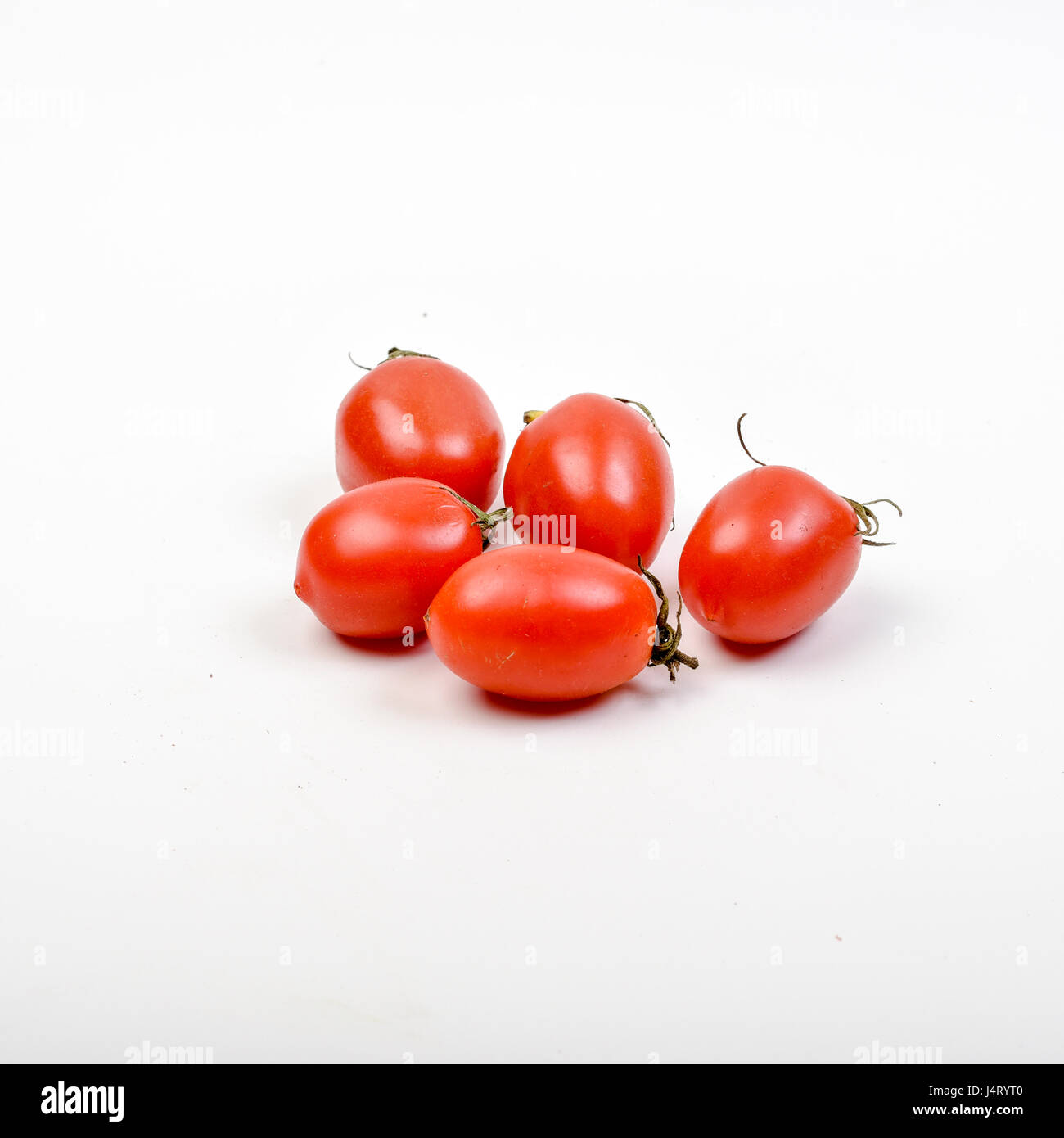 Frisch und Bio-Tomaten auf weißem Hintergrund Stockfoto