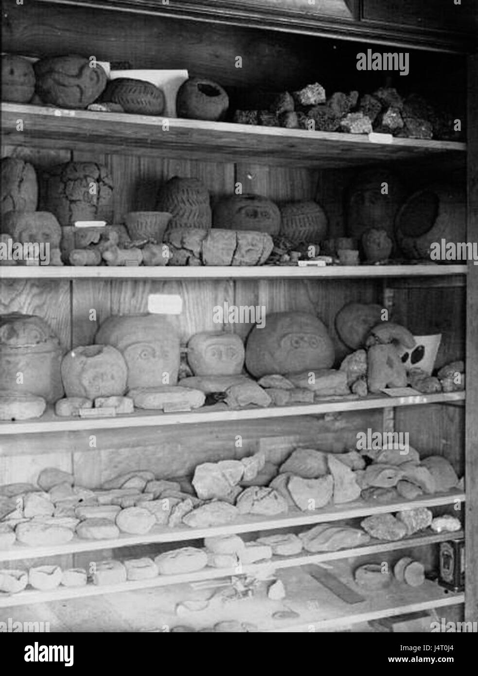 „Vitrines Glozel 21“ bezieht sich auf Vitrinen oder Vitrinen, die mit der archäologischen Stätte Glozel in Frankreich in Verbindung stehen, die für ihre antiken Artefakte bekannt ist. Die Zahl 21 kann sich auf eine bestimmte Ausstellung oder Artefaktsammlung beziehen. Stockfoto