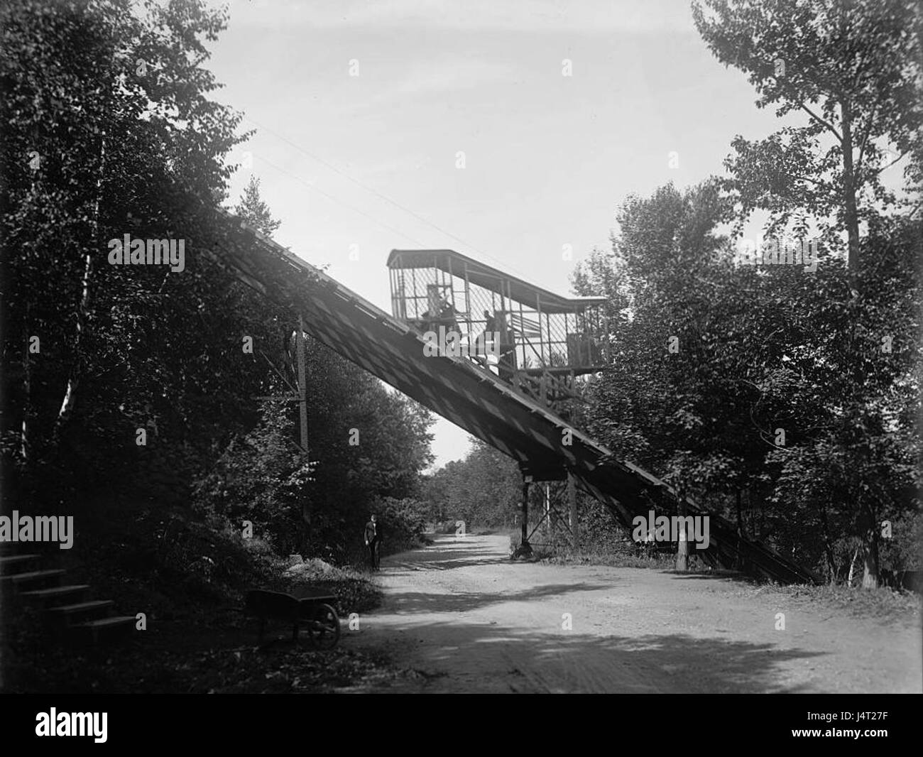 Die Incline am Mount Royal Park in Montreal, die um 1900 fotografiert wurde, war ein beliebtes Merkmal des Parks. Sie bot eine malerische und zugängliche Route für Besucher, um den Gipfel zu erreichen, mit Blick auf die umliegende Stadt und die natürliche Landschaft. Der Mount Royal Park ist seit langem ein zentraler Ort für Erholung und Tourismus in Montreal. Stockfoto