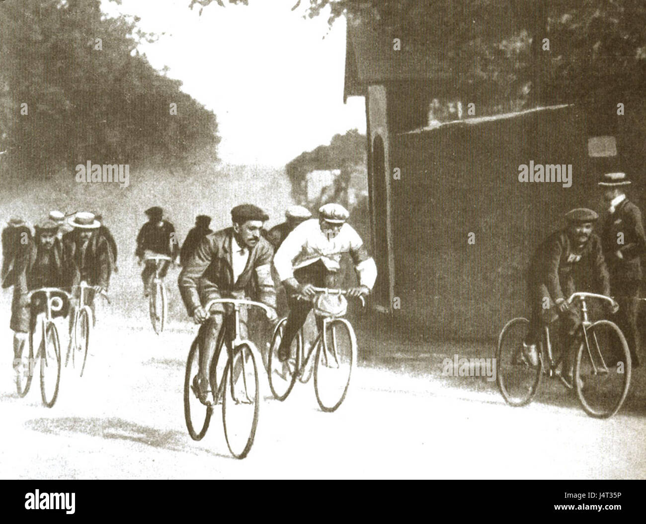 Ein Bild von der Tour 1903, das ein wichtiges Ereignis oder eine Reise aus dem frühen 20. Jahrhundert dokumentiert und kulturelle oder historische Momente der Zeit hervorhebt. Stockfoto