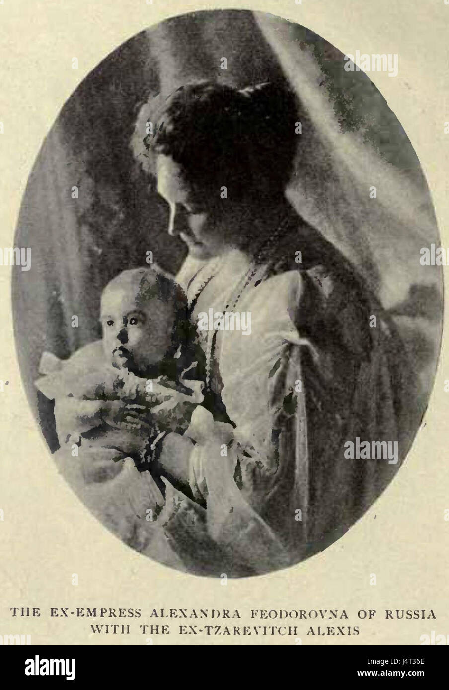 Dieses Foto zeigt die Ex-Kaiserin Alexandra Feodorowna von Russland mit ihrem Sohn, dem Czarewitsch Alexis, die einen ergreifenden Moment in der russischen königlichen Geschichte festnimmt. Stockfoto