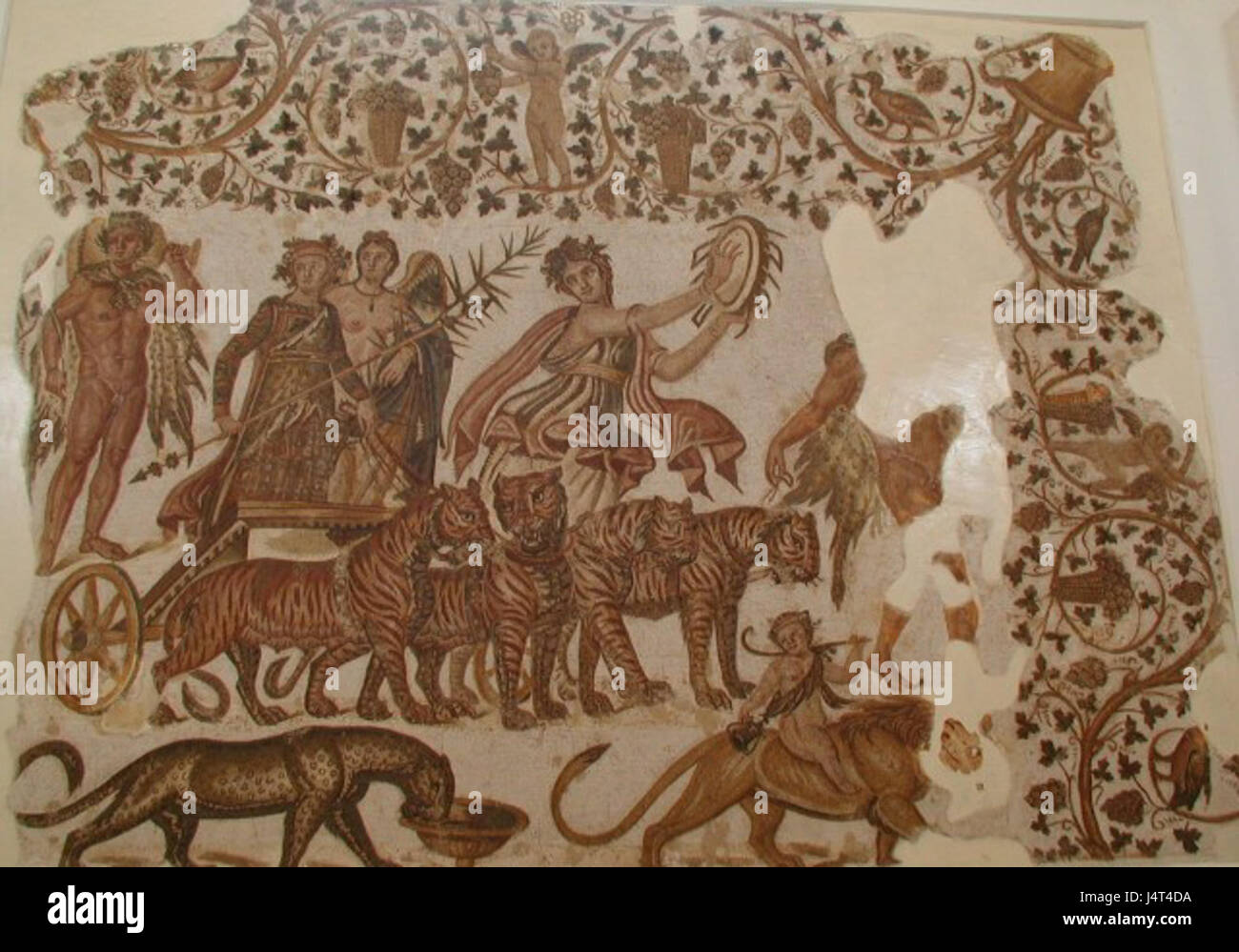 Eine Darstellung von Bacchus, dem römischen Gott des Weins, in Sousse, Tunesien, die Themen der klassischen Mythologie und lokale künstlerische Interpretationen hervorhebt. Stockfoto