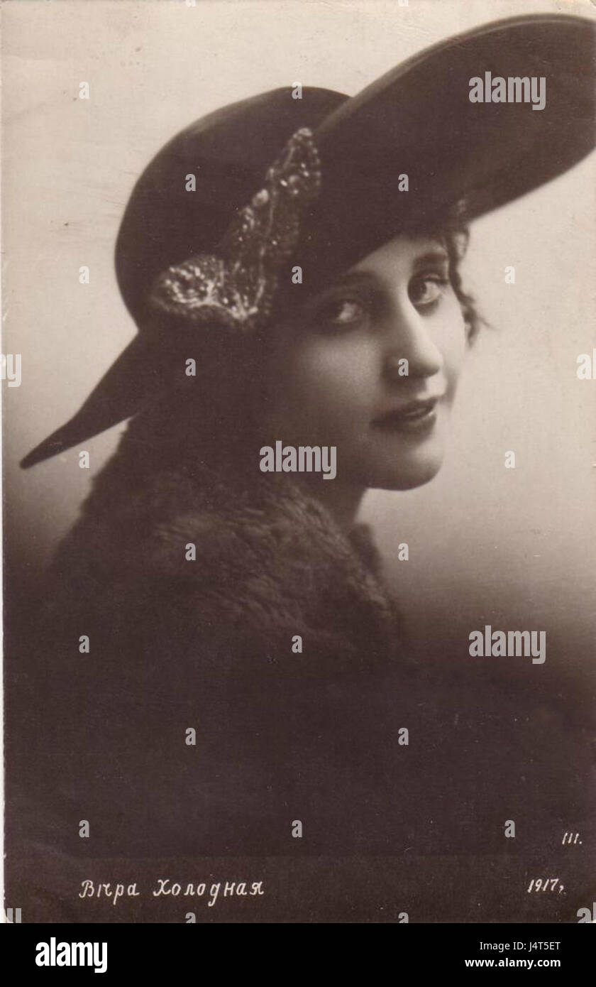 Eine Vintage-Postkarte (Okrytka) mit der russischen Schauspielerin Vera Kholodna, die einen Moment aus ihrer frühen Karriere einfängt. Stockfoto