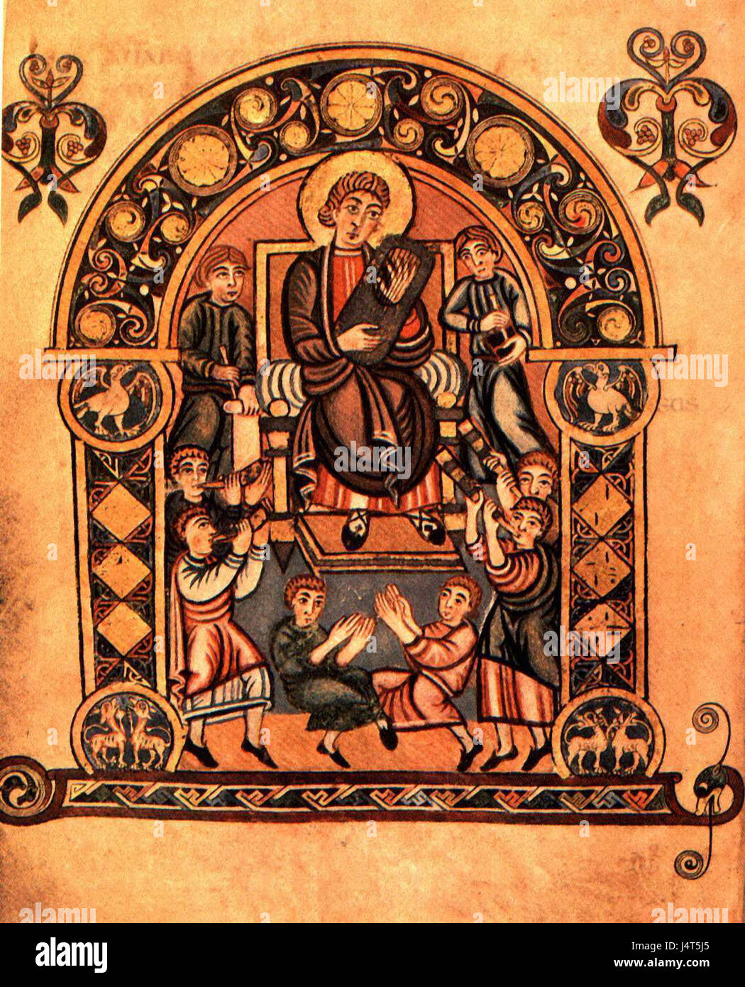 Der Vespasische Psalter, ein mittelalterliches Leuchtmanuskript, zeigt eine Darstellung von König David, begleitet von Musikern. Dieses Folio aus dem Psalter veranschaulicht die musikalischen Traditionen der Zeit und betont die künstlerische und religiöse Bedeutung der Musik für den mittelalterlichen Gottesdienst. Stockfoto