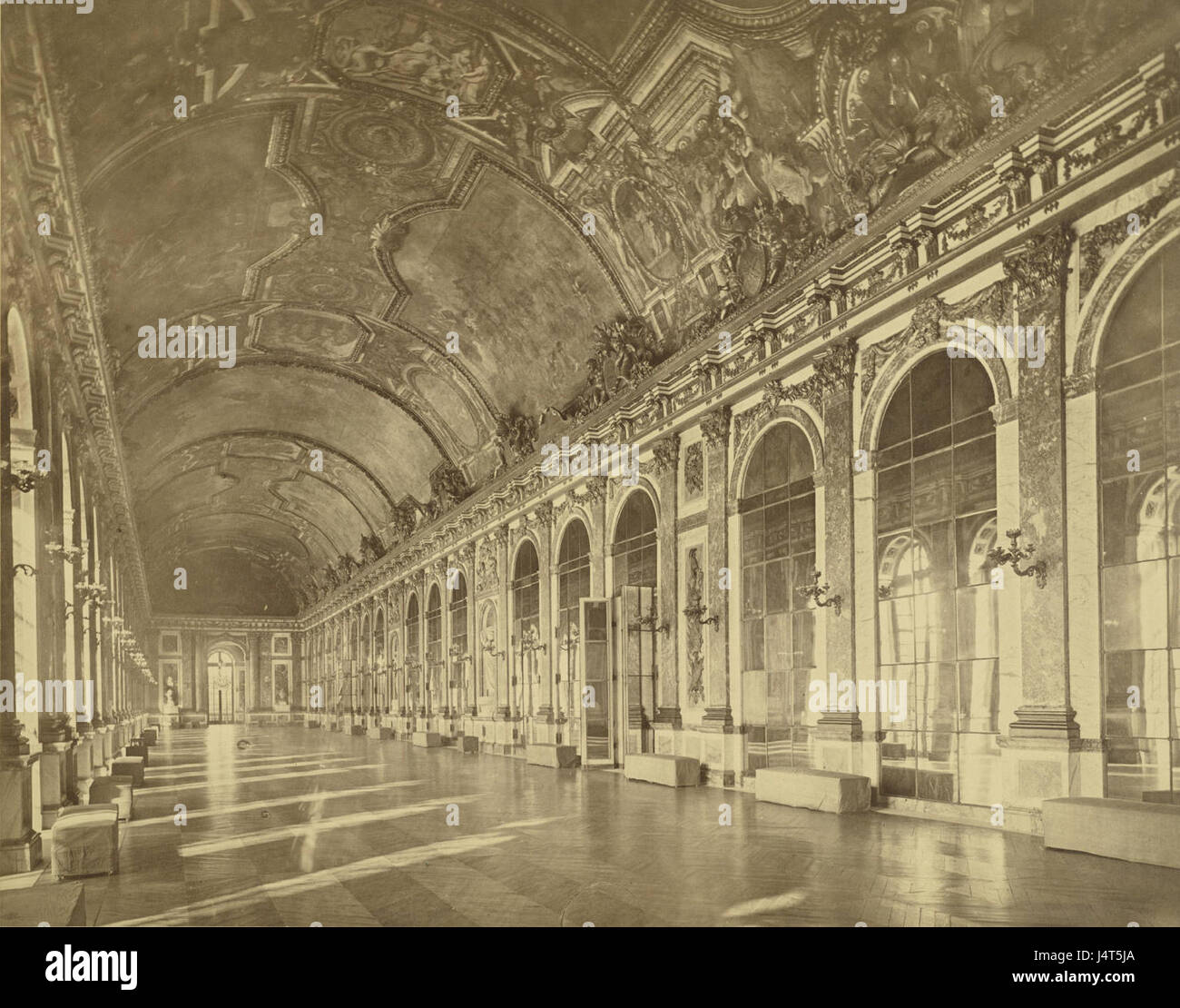 Der Spiegelsaal im Schloss Versailles ist einer der berühmtesten Räume der Welt, bekannt für seine großartige Architektur und seine Rolle bei historischen Ereignissen, wie der Unterzeichnung des Versailler Vertrags im Jahr 1919. Stockfoto