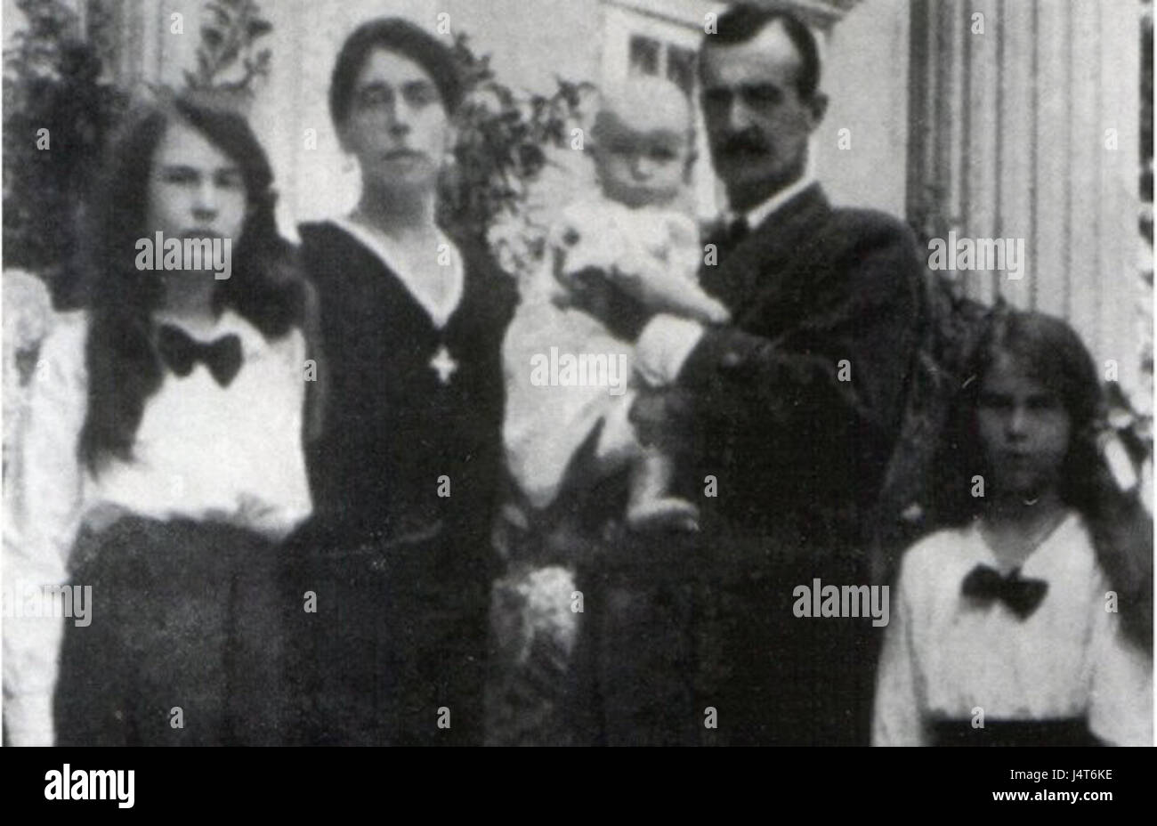 Victoria Melita, Großherzogin von Russland, war eine prominente Persönlichkeit in der königlichen Familie. Sie war die Enkelin von Königin Victoria und Mitglied mehrerer königlicher Familien in Europa. Ihr Leben verwoben sich mit großen historischen Ereignissen, was die Komplexität des europäischen Königshauses im 19. Jahrhundert widerspiegelt. Stockfoto