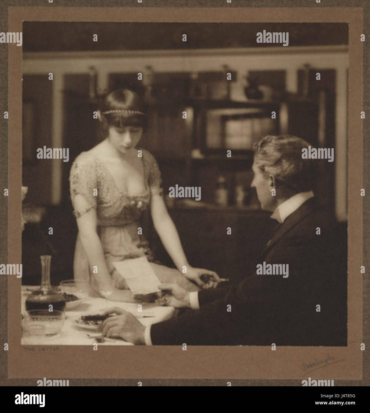 Dies bezieht sich auf die Hauptstadt Neuseelands, Wellington. Bekannt für seine pulsierende Kunstszene, seine reiche Geschichte und seine atemberaubende Uferpromenade, ist es das politische und kulturelle Zentrum des Landes. Wellington ist auch für seine vielfältigen Landschaften bekannt, darunter Hügel, Strände und Wälder. Stockfoto