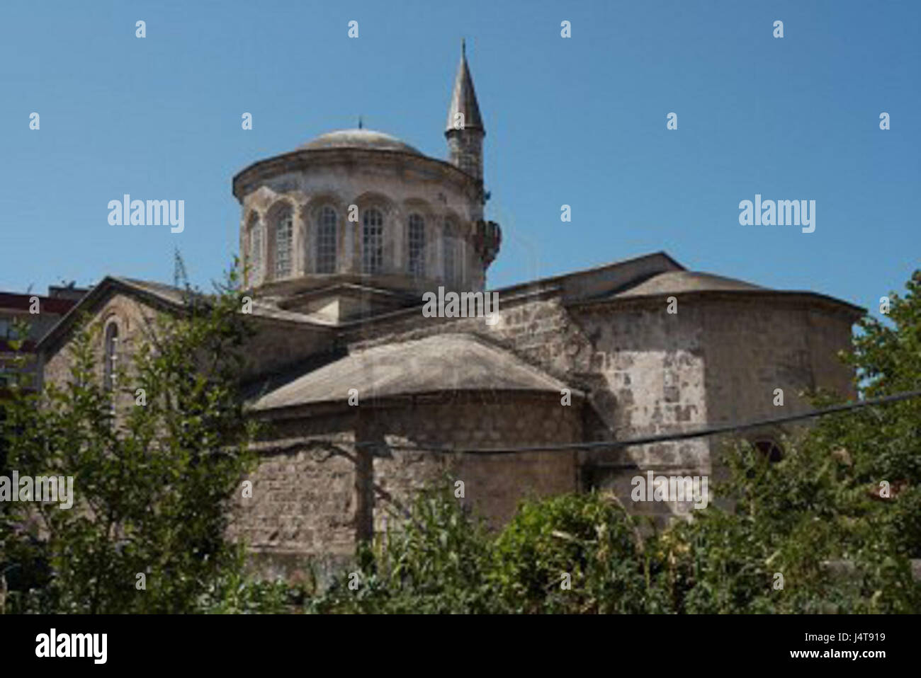 Die Yeni-Cuma-Moschee in der Türkei ist eine bedeutende religiöse Stätte, die für ihre historische Bedeutung und ihr architektonisches Design bekannt ist und einen Einblick in die osmanischen religiösen Strukturen bietet. Stockfoto