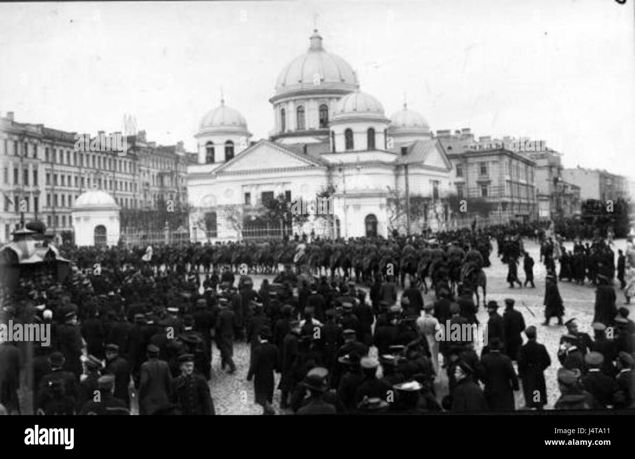 Die Znamenskaya-Kirche, die sich in den 1890er Jahren befindet, ist ein bemerkenswertes Beispiel russisch-orthodoxer Architektur. Das Design zeigt traditionelle Elemente, die das religiöse und kulturelle Erbe der Zeit widerspiegeln, mit kunstvollen Details und einer markanten Kuppelstruktur. Stockfoto Die Znamenskaya-Kirche, die sich in den 1890er Jahren befindet, ist ein bemerkenswertes Beispiel russisch-orthodoxer Architektur. Das Design zeigt traditionelle Elemente, die das religiöse und kulturelle Erbe der Zeit widerspiegeln, mit kunstvollen Details und einer markanten Kuppelstruktur. Stockfoto