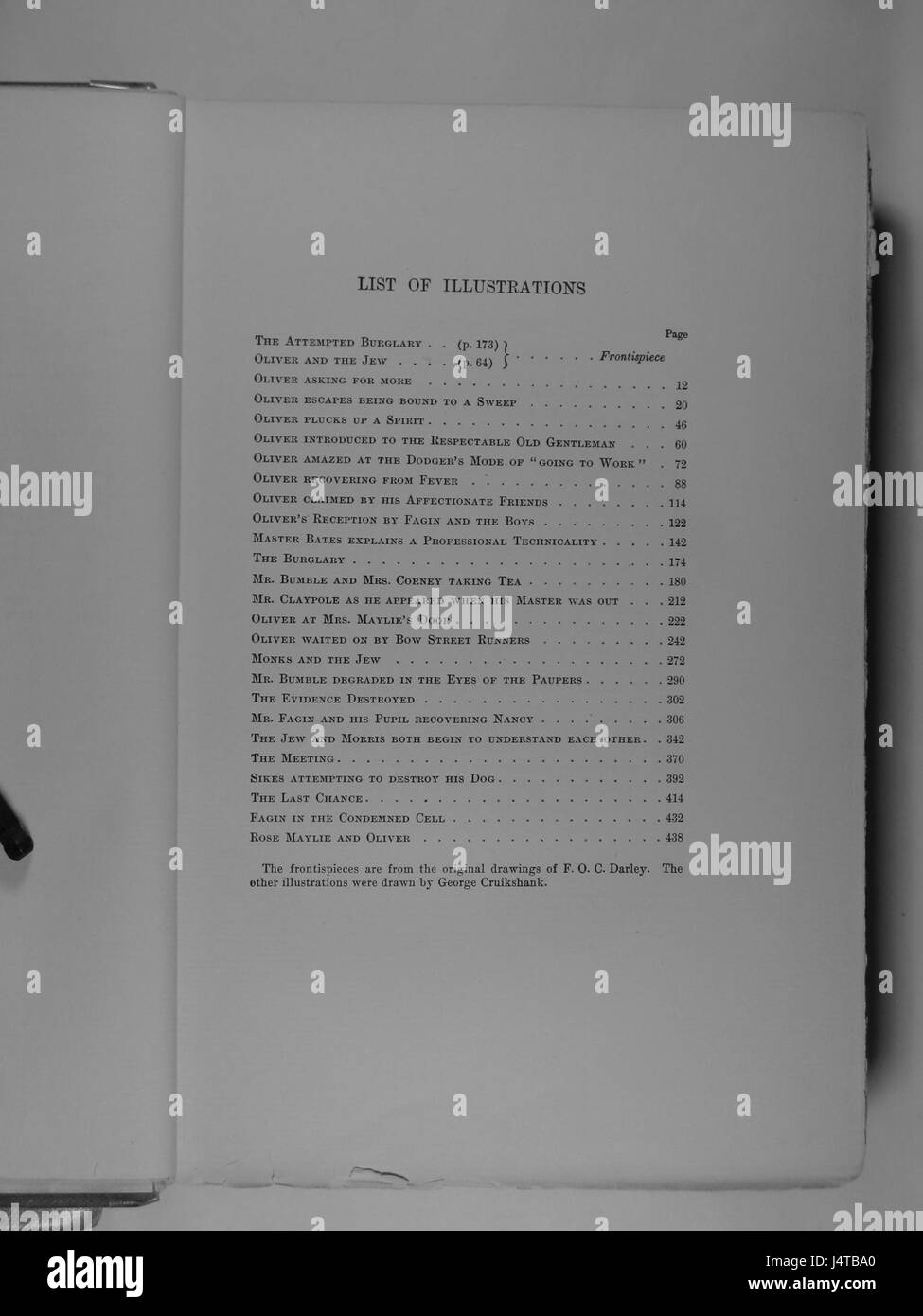 Dieser Band der Schriften von Charles Dickens präsentiert die vierte Ausgabe mit Illustrationen und Schriften von Dickens, einem renommierten englischen Schriftsteller und Sozialkritiker des 19. Jahrhunderts. Seine Werke wie Oliver Twist und A Tale of Two Cities konzentrieren sich oft auf soziale Ungleichheit, Klassenunterschiede und das Leben der Armen im viktorianischen England. Stockfoto