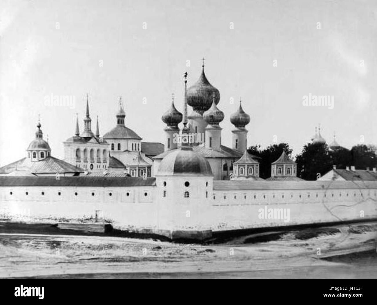 Ein altes Bild des Tikhwinski-Klosters, das seine architektonischen Merkmale und historische Bedeutung innerhalb der russisch-orthodoxen Tradition hervorhebt. Stockfoto