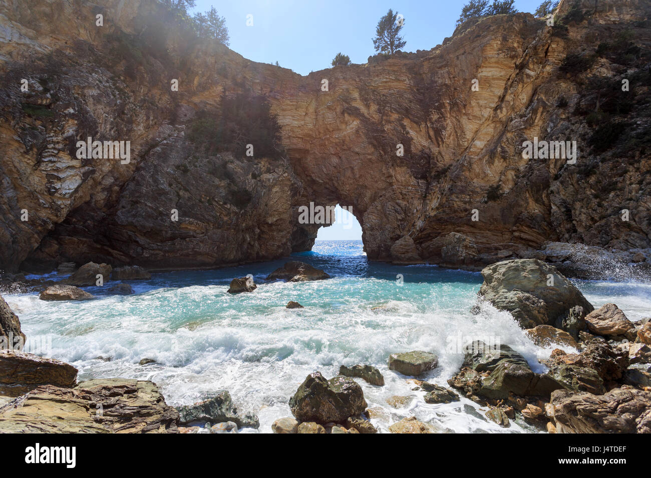 Schöne Antiochia ad Cragum Lagune von Felsen eingerahmt mit natürlichen Bogen in der Mitte der Felsen, die zu offenen Meer Stockfoto