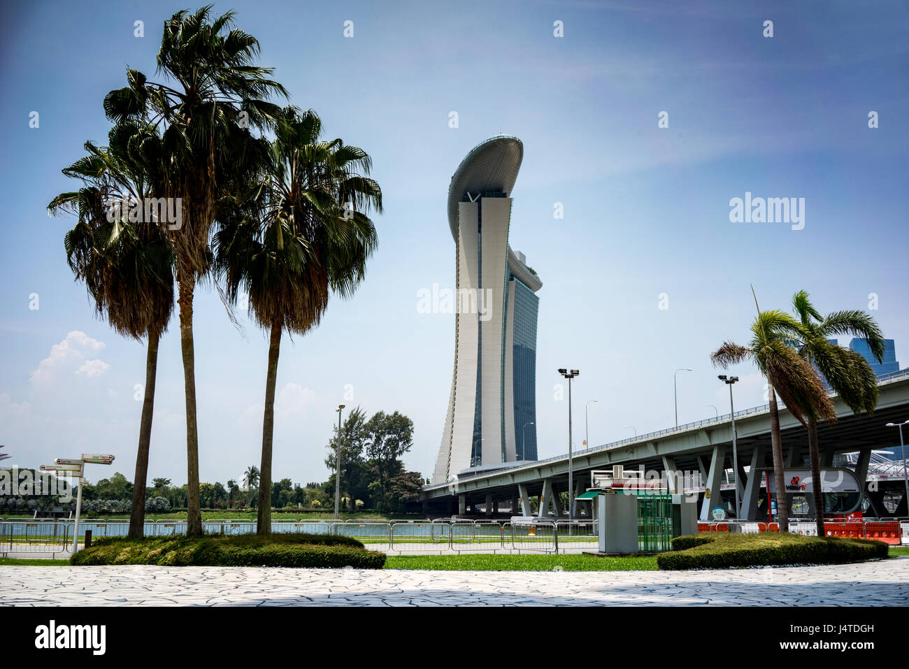 Palmen vor dem Hotel Marina Bay Sands in Singapur Stockfoto