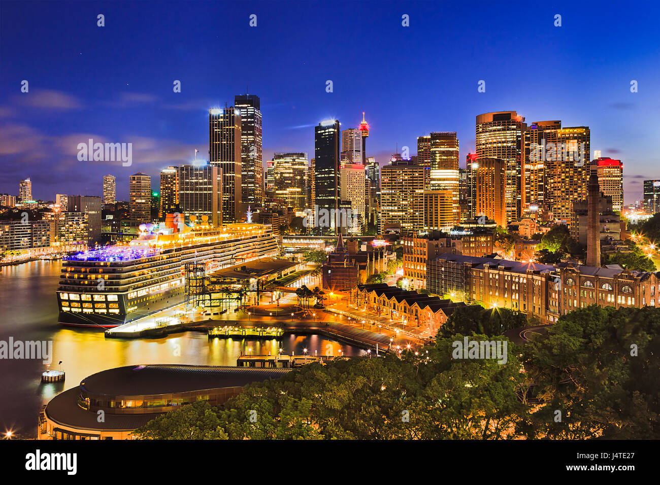 Sydney Harbour um kreisförmige Quan und die Felsen, die hell erleuchtet bei Sonnenuntergang. Beliebte Tourismusdestination aus Übersee Passagierterminal und syd Stockfoto