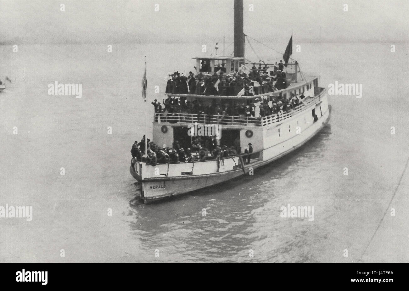 Die Frauen des Roten Kreuzes Auxillary hinunter San Francisco Bay zu verlassen der Truppe Schiffe für Manila - Spanisch-Amerikanischen Krieg 1898 Stockfoto