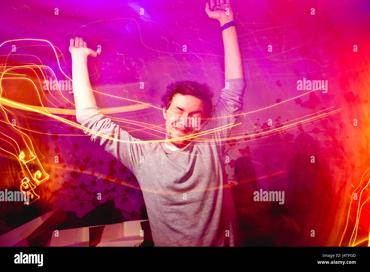 Tanzen in einem Nachtclub sorglos kaukasischen Jüngling Stockfoto