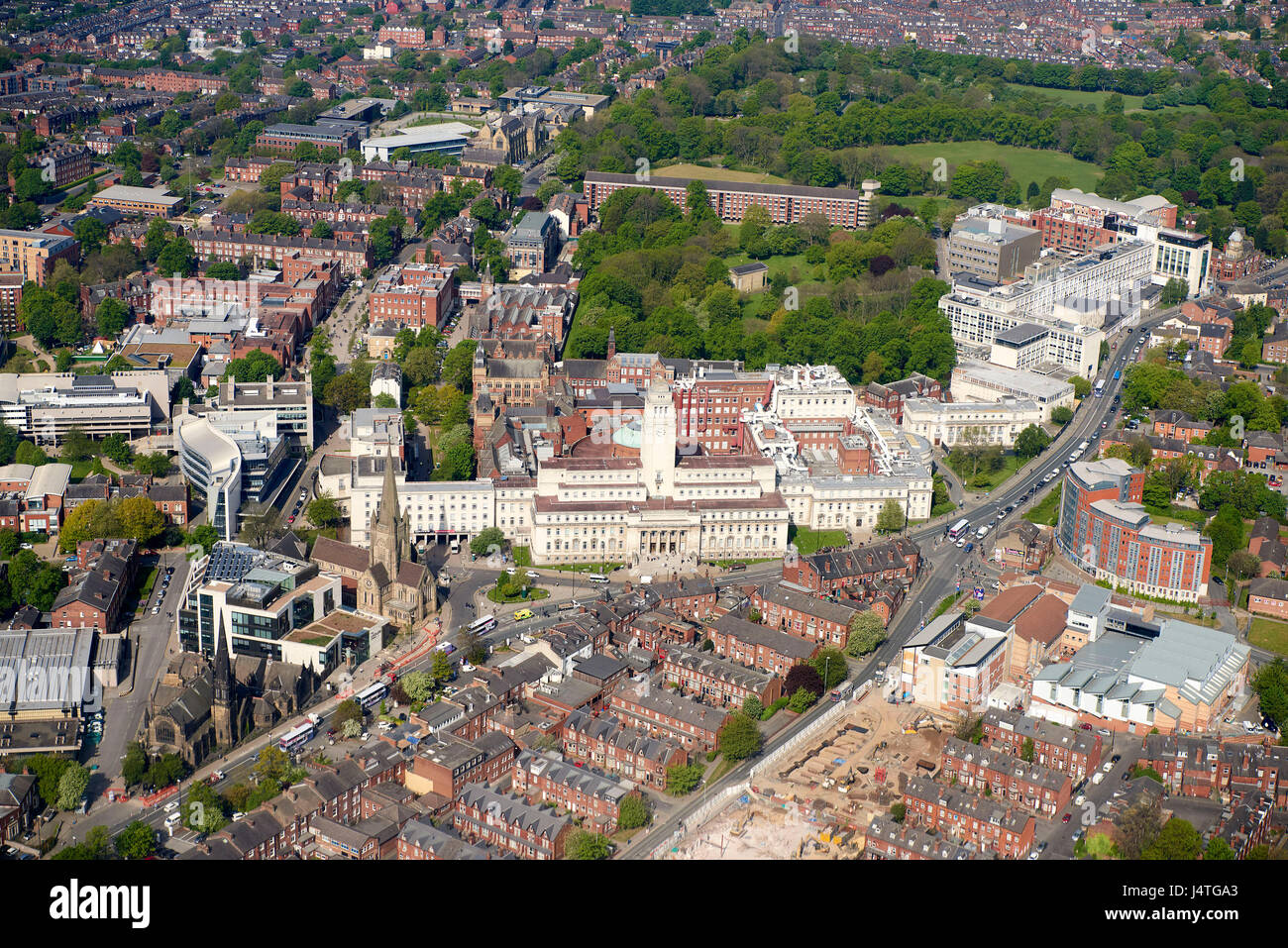 Leeds University aus der Luft, zeigt den ikonischen Parkinson-Tower, West Yorkshire Nordengland Stockfoto