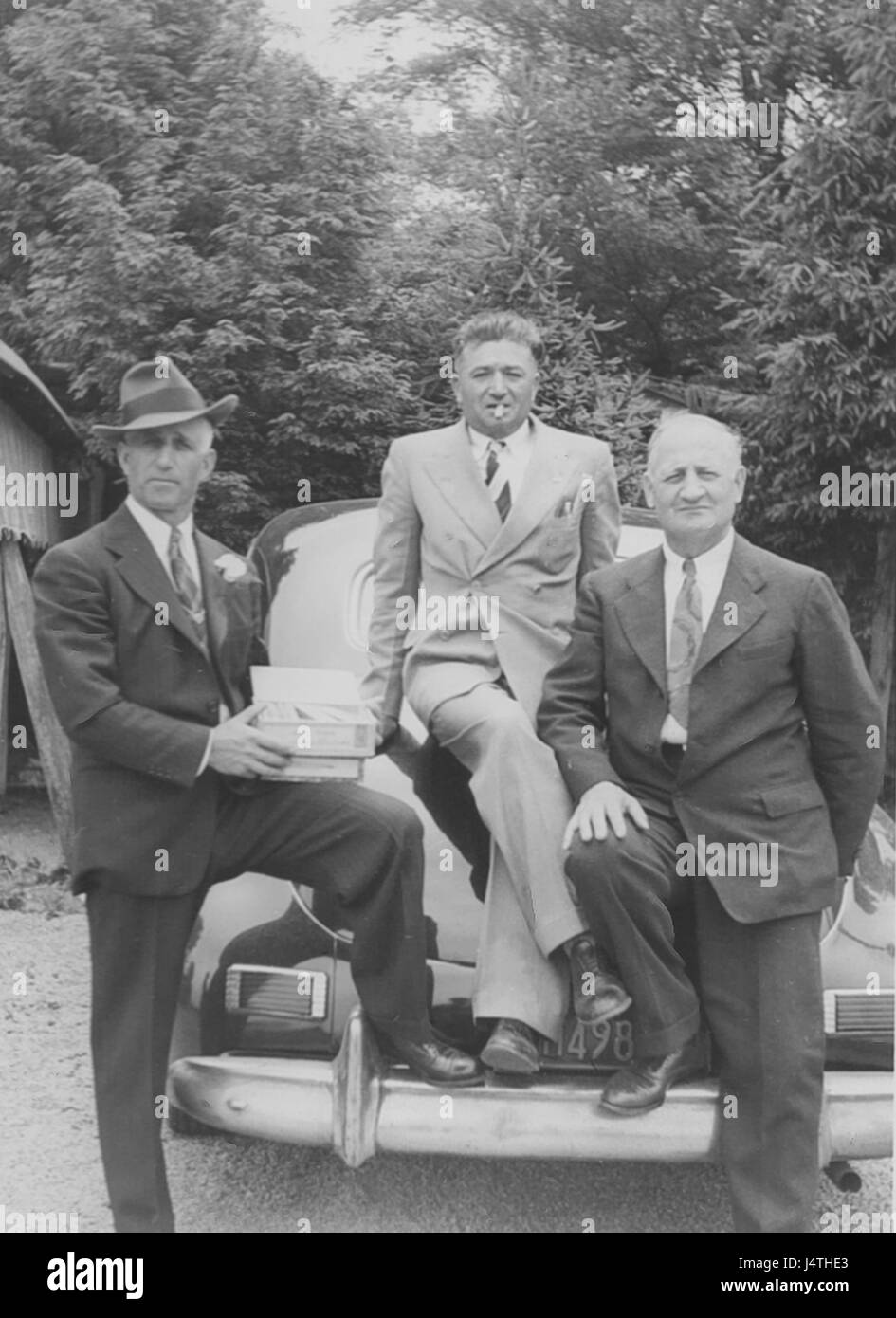Gut gekleidet drei italienische amerikanische Männer posieren mit Oldtimer Automobil, USA, 30er Jahre Stockfoto