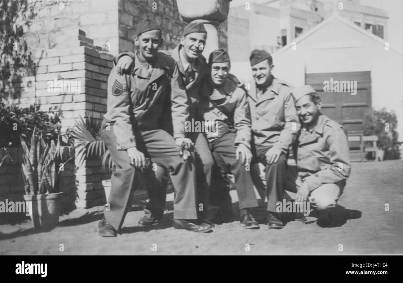 Fünf Soldaten posieren in fremdes Land, WW2 Stockfoto