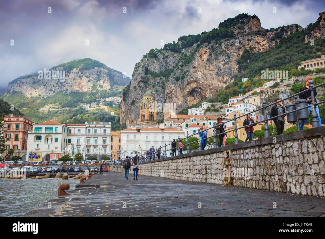 duomo-amalfi-italien-november-5-touristen-zu-fuss-auf-weg-von-amalfi-pier-amalfi-stadt-wichtige-histolic-wahrzeichen-in-suditalien-unterwegs-j4tkab.jpg