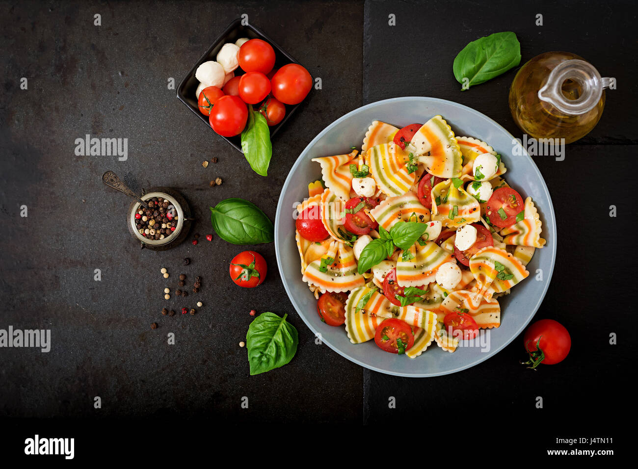 Nudeln, bunte Farfalle-Salat mit Tomaten, Mozzarella und Basilikum ...