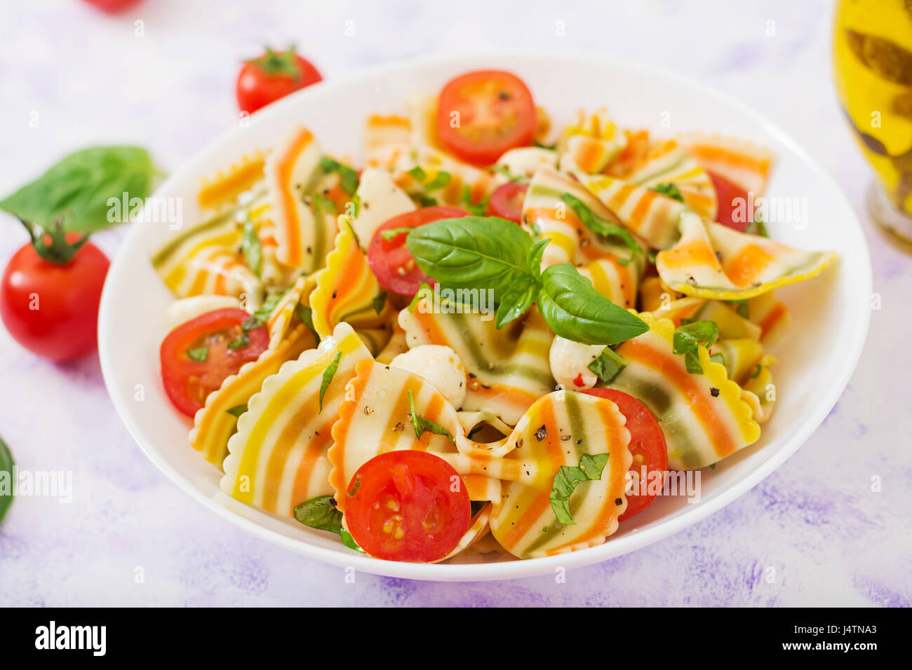 Nudeln, bunte Farfalle-Salat mit Tomaten, Mozzarella und Basilikum ...