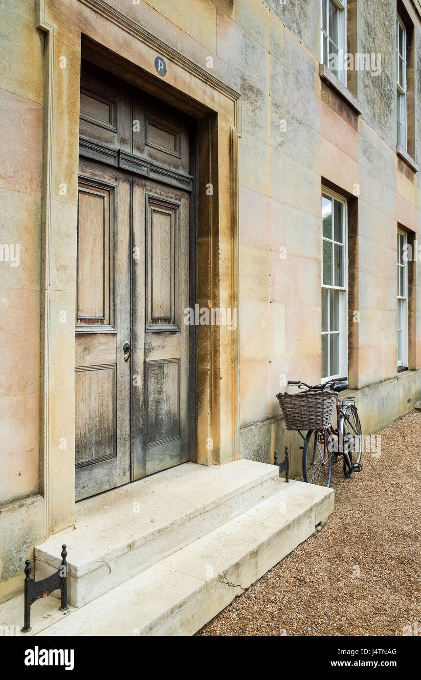 Studenten Fahrrad außerhalb Universität Unterkunft in Downing College, einem Teil von der University of Cambridge UK Stockfoto