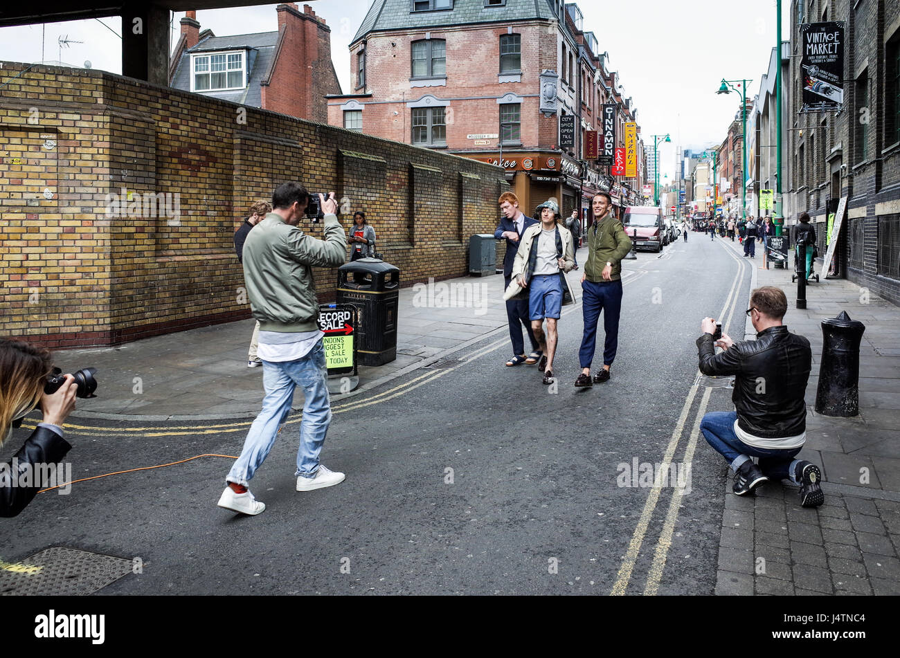 Street Fashion Shoot Shoreditch London. Ein Model-Street-Shooting in der Brick Lane in London Stockfoto