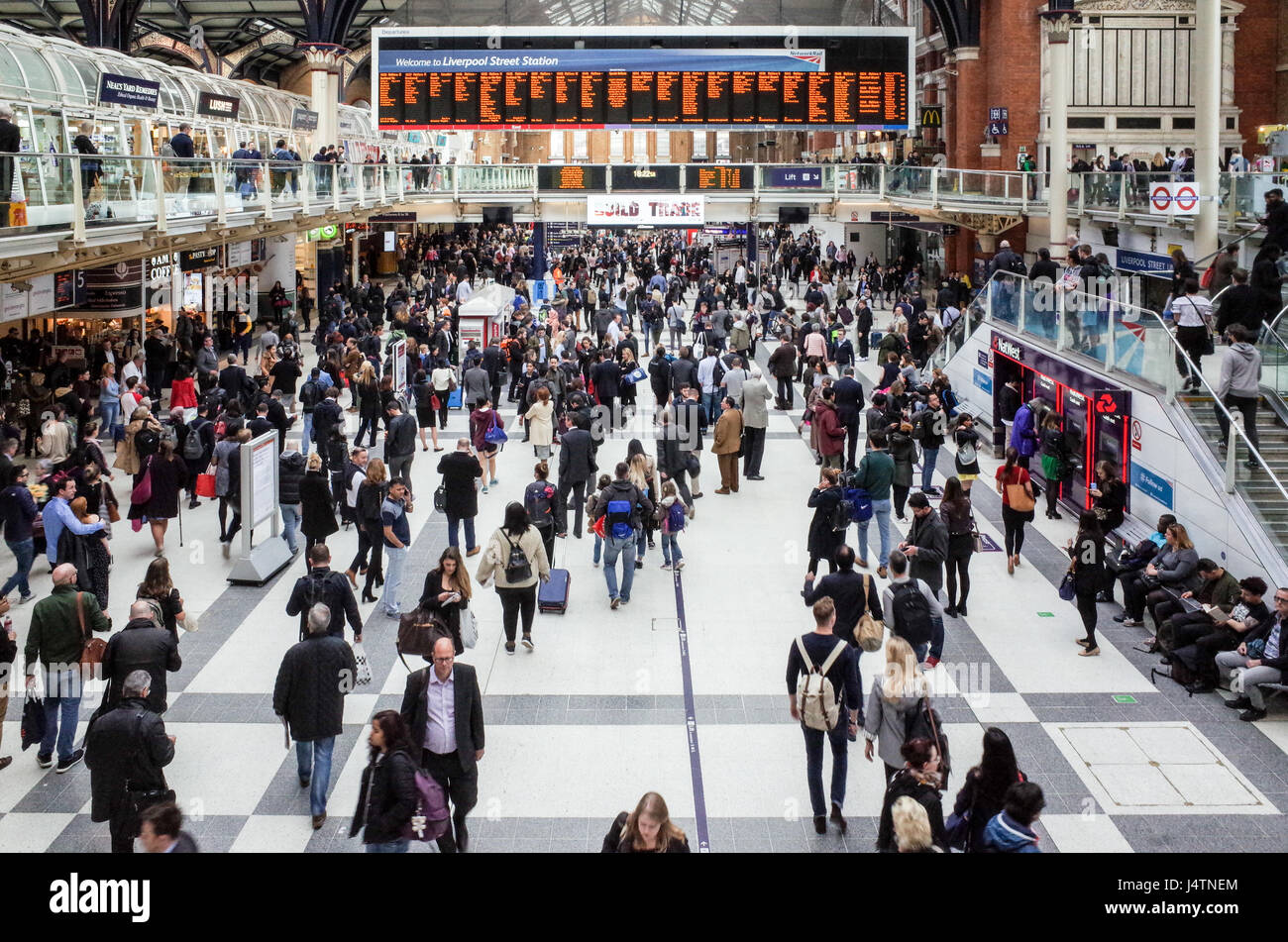 Pendler warten auf ihre Züge, an der Liverpool Street Mainline Station im Zentrum von London nach Hause nehmen Stockfoto
