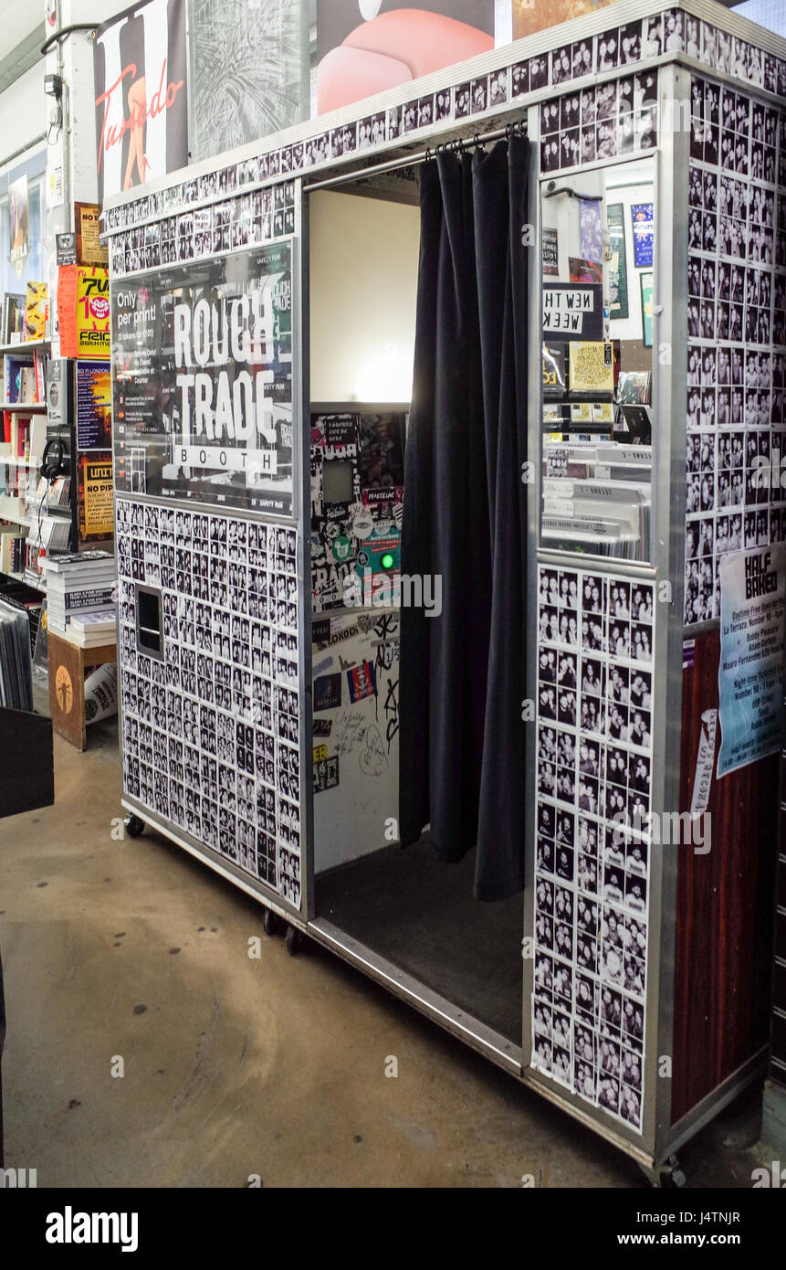 Ein original Photo Booth im Rough Trade East store Brick Lane im Londoner East End. Stockfoto