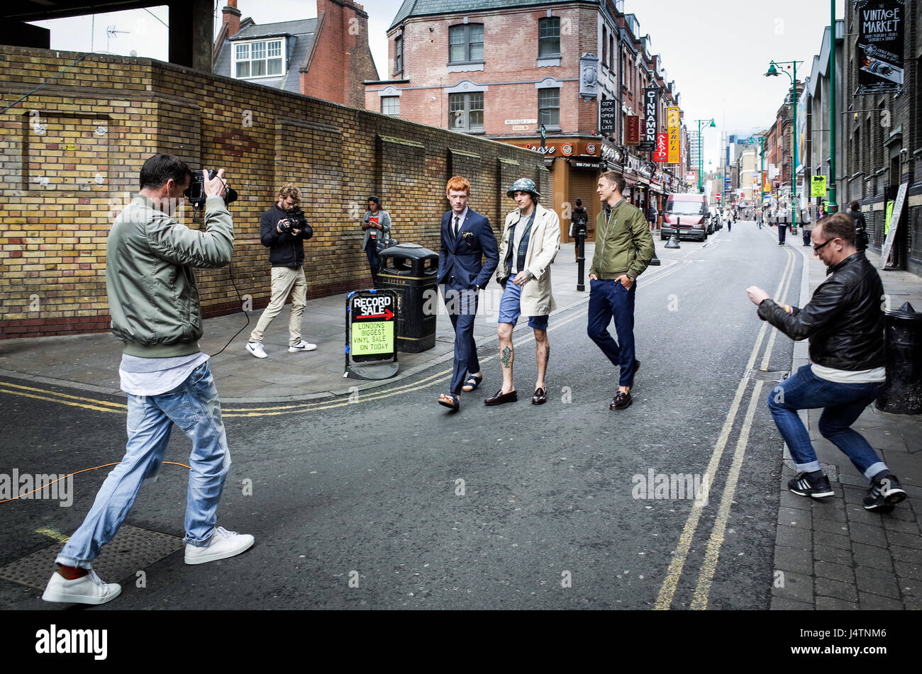 Street Fashion Shoot Shoreditch London. Ein Model-Street-Shooting in der Brick Lane in London Stockfoto