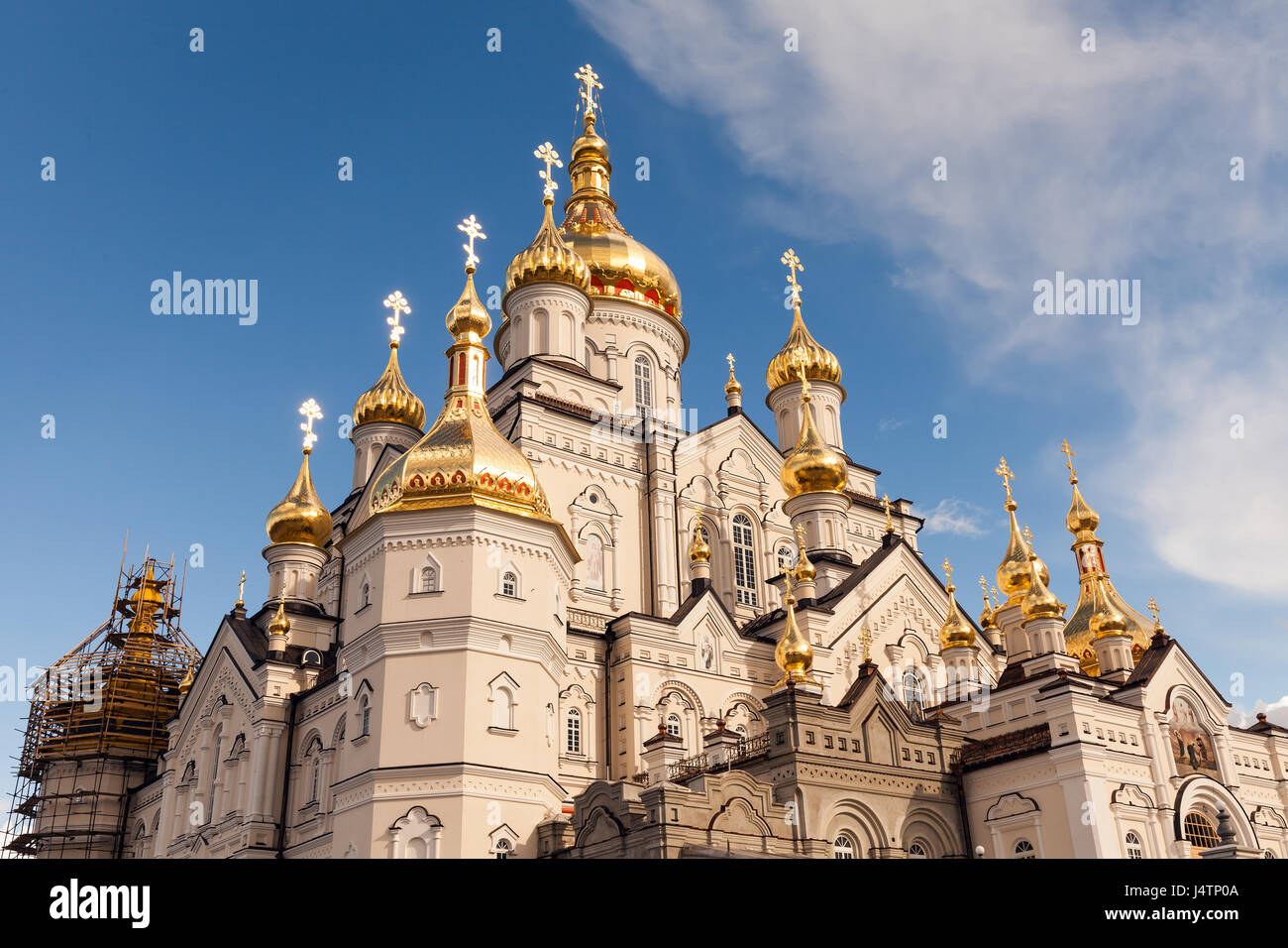 orthodoxe Kirche mit goldenen Kuppeln, Dreifaltigkeits-Kathedrale und der Glockenturm in Pochaev Lavra (Pochayiv Lavra), Ukraine Stockfoto