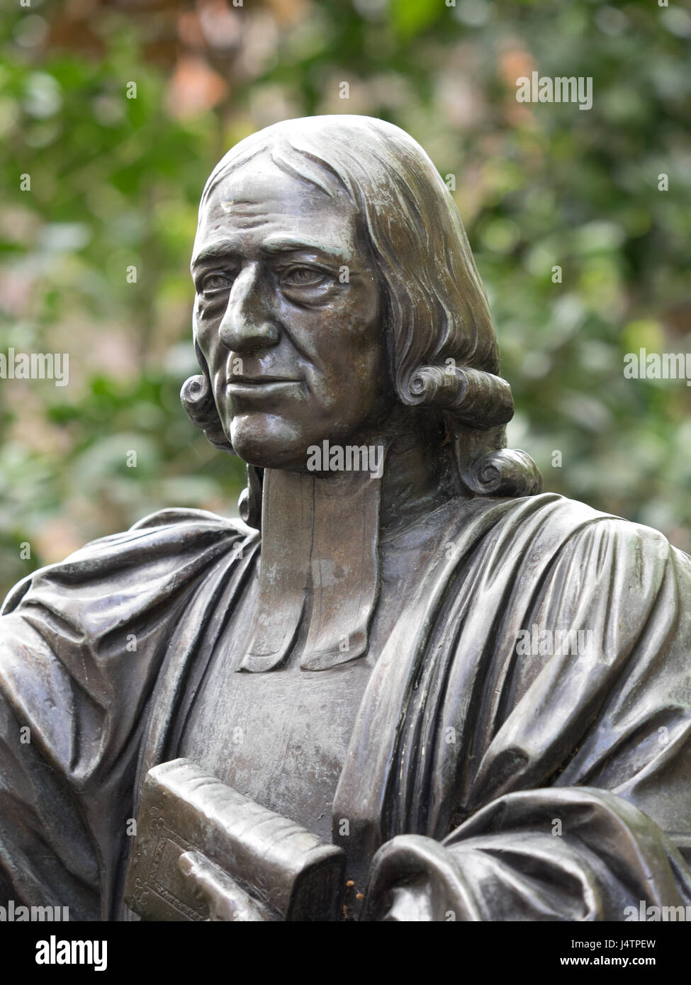 Statue von John Wesley, Kleriker und Mitbegründer des Methodismus, in St Paul's Cathedral Friedhof, London. Aus einem Skulptur erstellt von Samuel Manning. Stockfoto