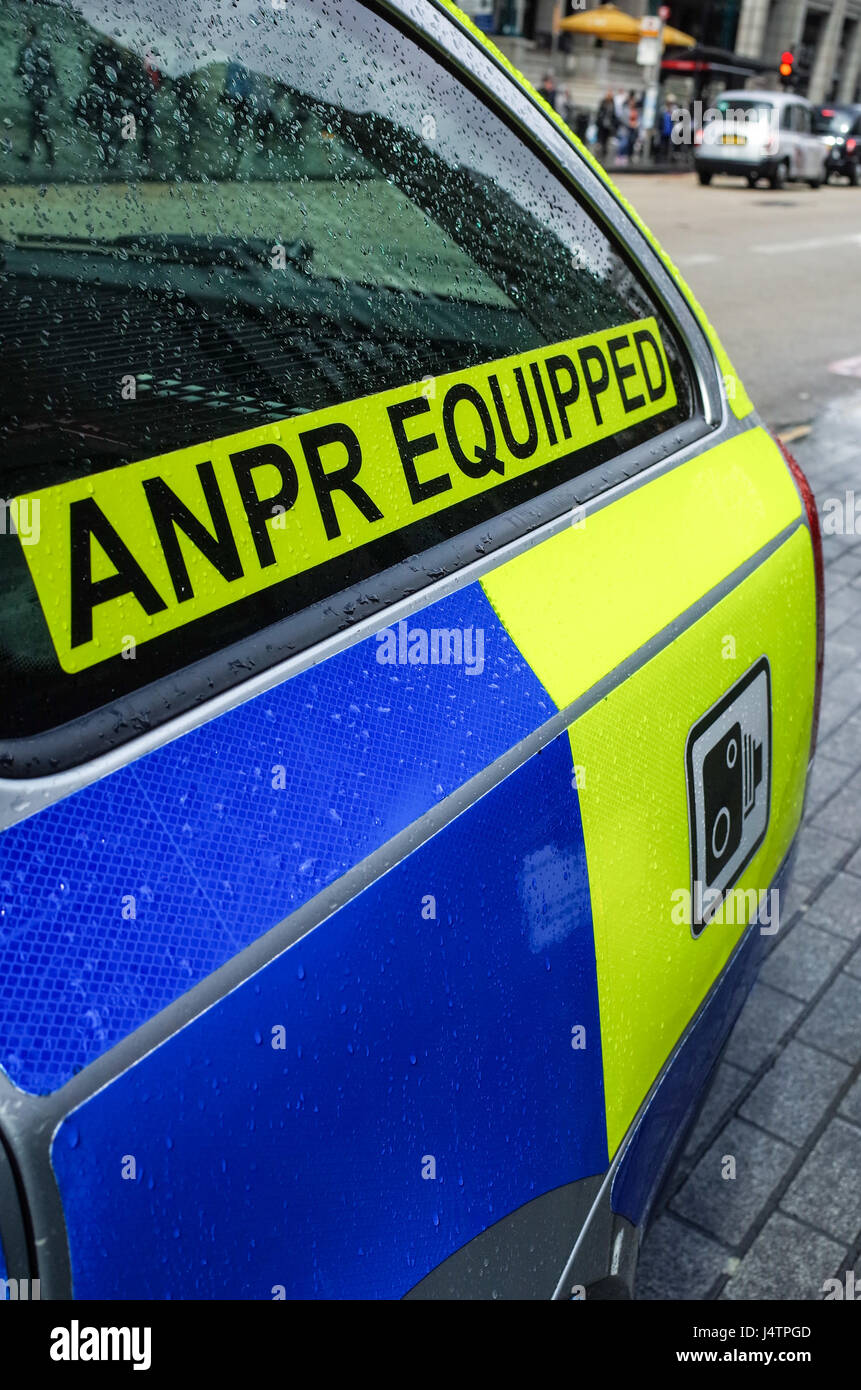 Melden Sie auf eine Stadt von London Polizeiauto darauf hinweist, dass es mit automatisierten Number Plate Recognition Geräten ausgestattet ist, um Fahrzeuge automatisch zu identifizieren Stockfoto