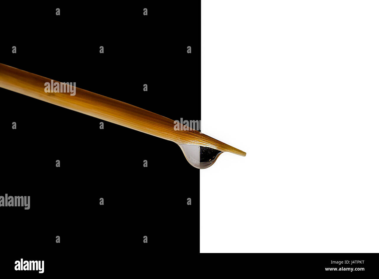 Eine abstrakte Betrachtung ein Wassertropfen und seine Wechselwirkung mit Licht und Farben. Stockfoto