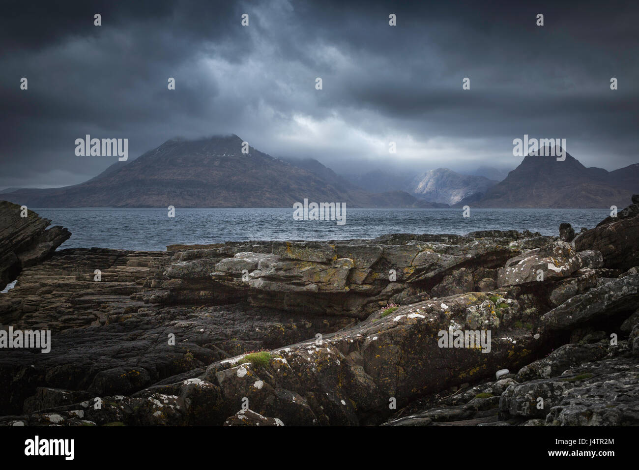 Dramatischer Himmel über den Cullins auf Elgol, Isle Of Skye, Schottland Stockfoto