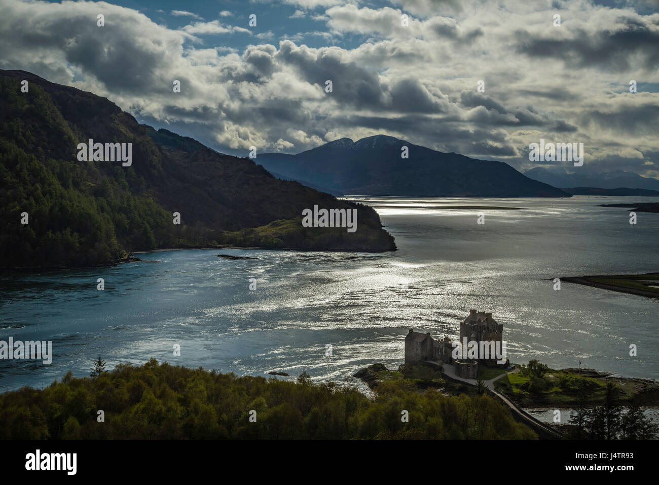 Sonnenlicht besteht am Loch Duich hinter Eilean Donan Castle, Western Highlands, Schottland Stockfoto