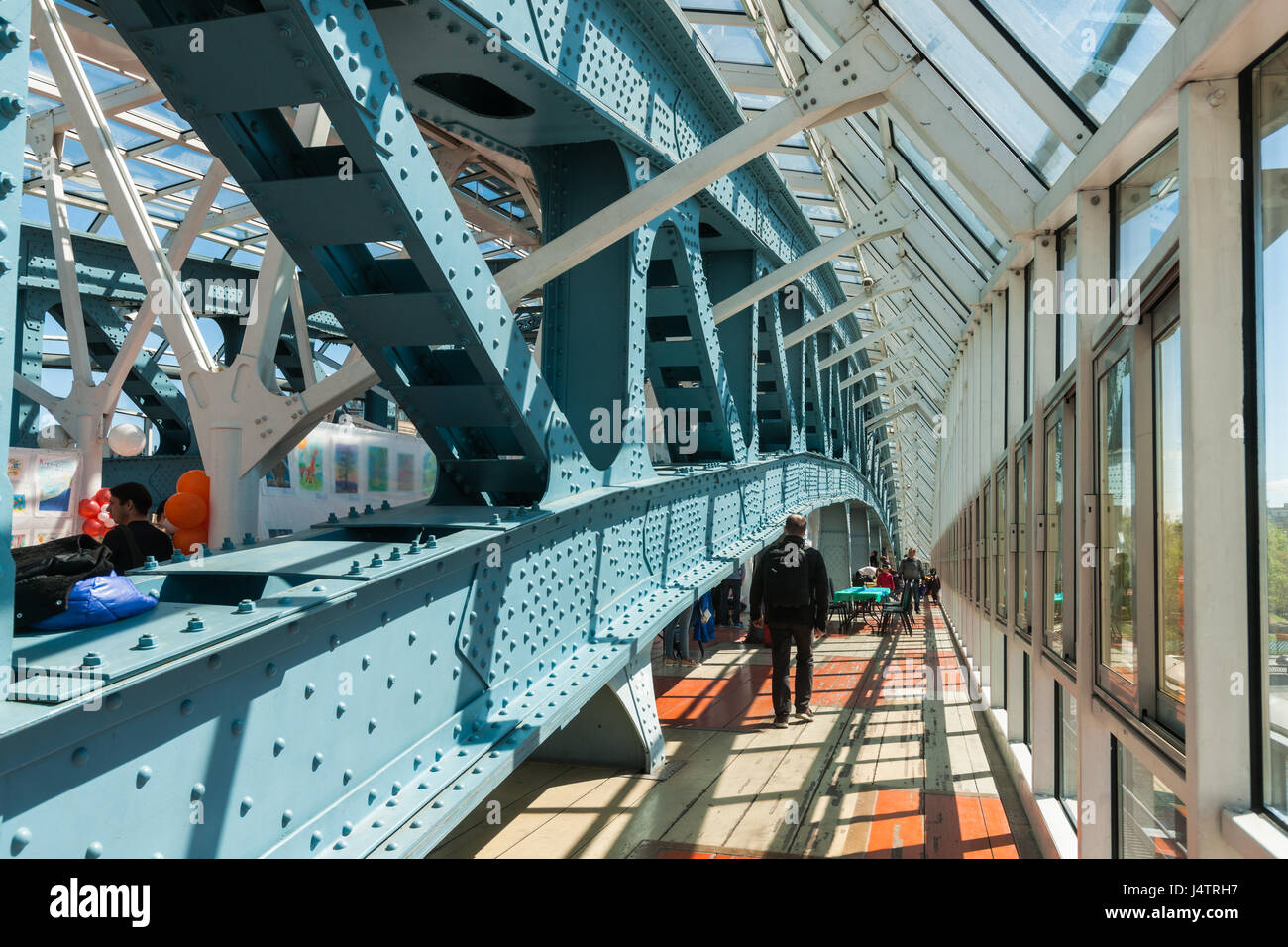 Moskau, Russland - 14. Mai 2017: Inside the Bogdan Khmelnitsky Fußgängerbrücke über der Moskwa. Die überdachte Brücke ist für kulturelle Veranstaltungen genutzt. Stockfoto