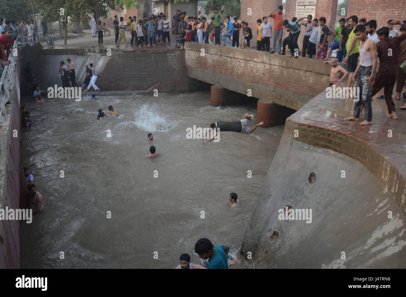 Lahore Pakistan 15 Mai 17 Pakistanische Volk Bad Im Kanalwasser Springen Um Etwas Entlastung Von Gluhend Heisses Wetter Temperatur 42 Grad In Der Provinz Hauptstadt Lahore Erreicht Nach Pakistan Meteorologische Abteilung Pmd