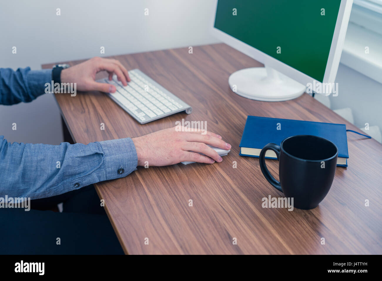 Hände des Büro-Menschen arbeiten bei Computer-Schreibtisch Stockfoto